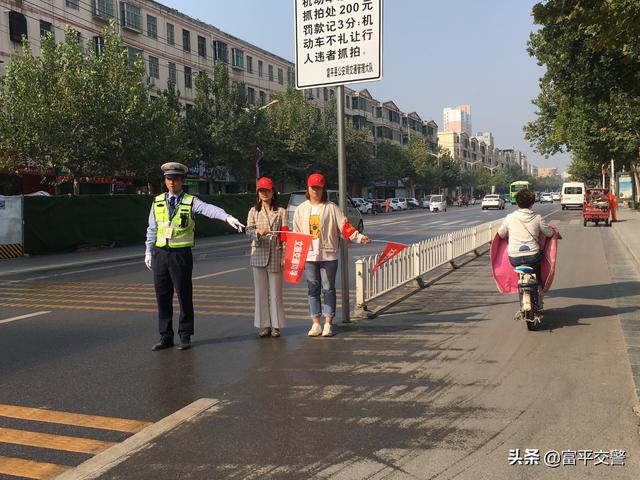 富平交警：会同县委巡查办志愿者开展文明交通劝导活动