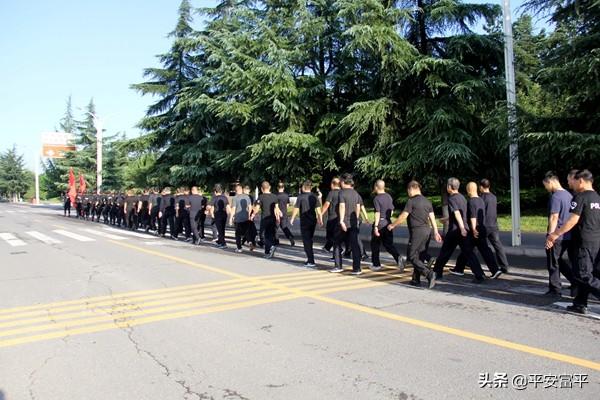 心中有梦想 脚下有力量——富平县公安局开展“全民健身你我同行”健步走活动