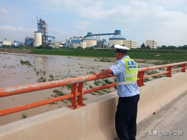 富平交警：闻汛而动，全力保障石川河沿线汛期交通安全