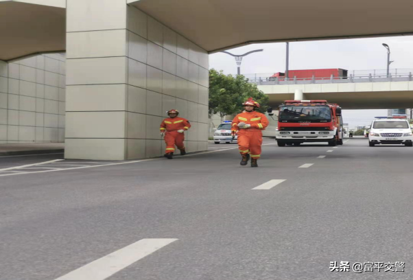 富平县交警大队联合多部门开展恶劣气候条件下事故应急演练（图 ）