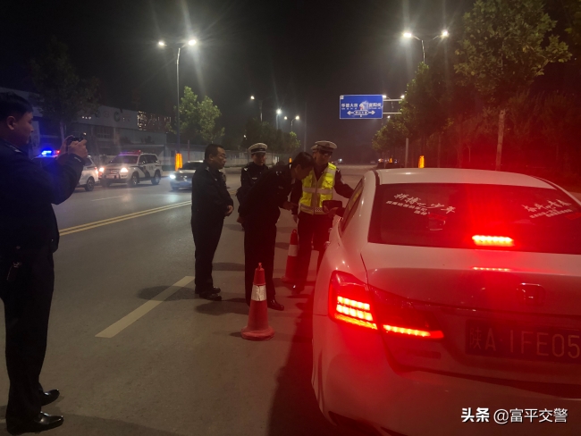 富平交警:闫丰胜支队长来富检查督导夜查统一行动