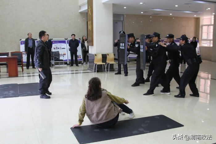富平县检察院司法警察大队开展处置突发事件模拟演练（组图）