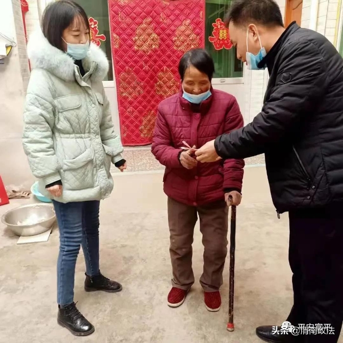 富平县委政法委深入到贤镇惠店村开展扶贫慰问活动(图)