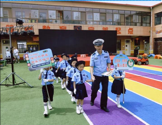 大荔交警进行“交通安全一堂课”宣传教育。
