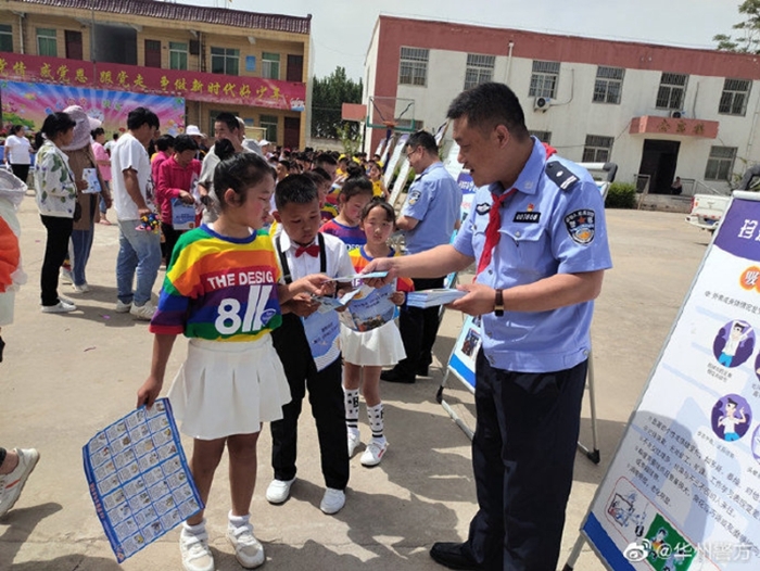 华州民警走进辖区学校开展法治进校园宣传活动。