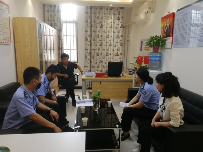 6月2日，华阴民警深入辖区幼儿园开展安全大检查。