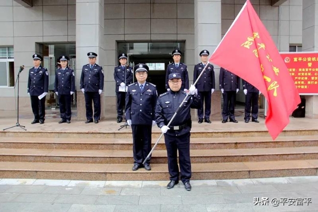 富平县公安局举行机关应急处突队授旗仪式（图）