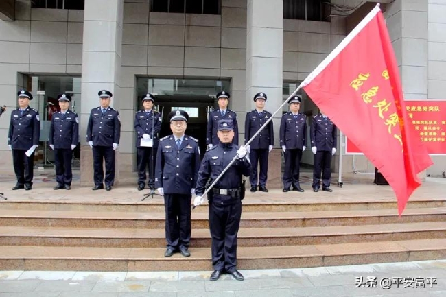 富平县公安局举行机关应急处突队授旗仪式（图）